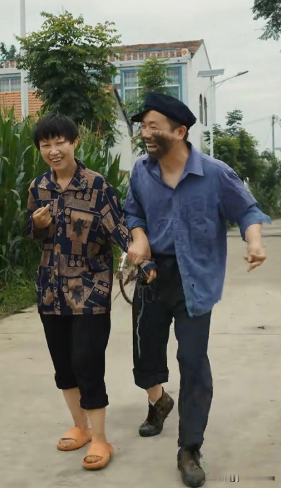 梦秋和亮哥真像老两口，只有和亮哥在一起梦秋才会变得正常很多