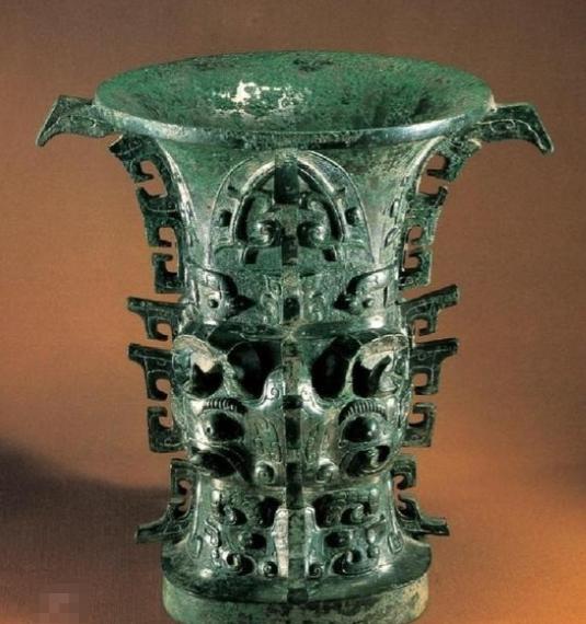 1975年，一顶铜樽正要被送往日本展览，装箱前，专家马承源出于热爱，伸手在内部摸