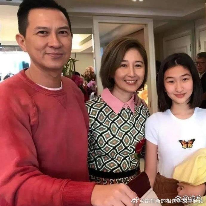张家辉的女儿，这是怎么长的，乍一看像妈妈，仔细一看像爸爸的！ 