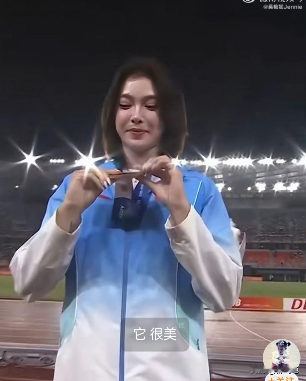 吴艳妮昨天发了一篇微博，她写了一段话，算是给自己一个成长的总结吧。
 
她说，三