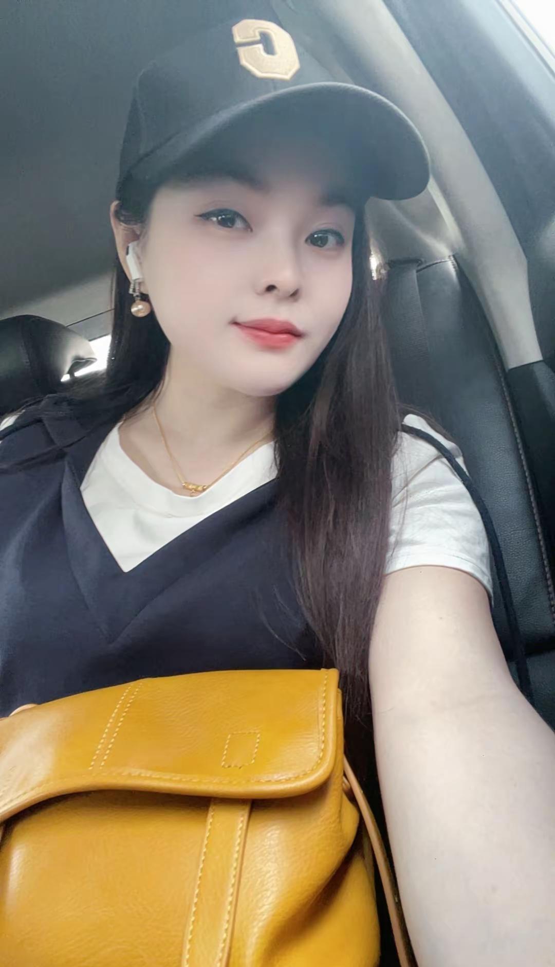 广州行。"偶尔，留点时间，在自己喜欢的状态里，努力，松弛，尽力，随意~"