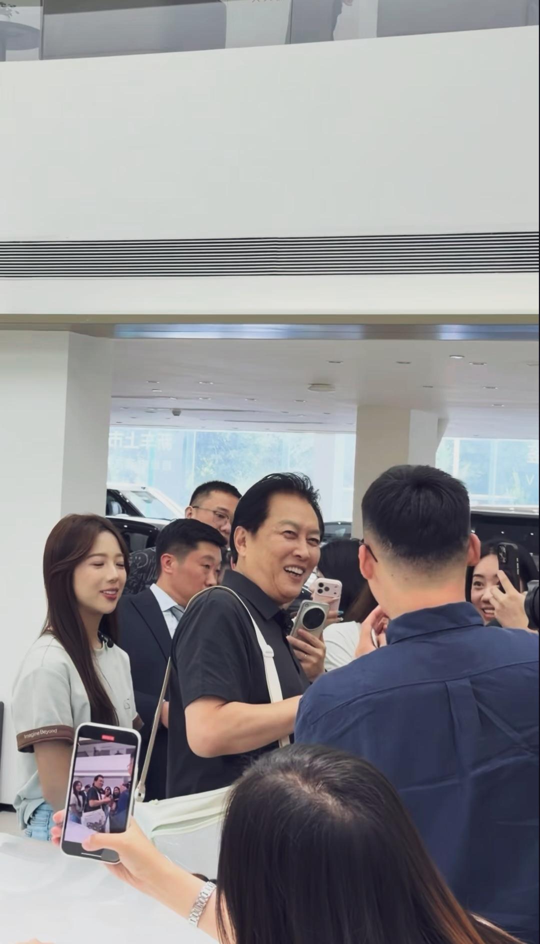 唐国强人缘真好，被网友围观热聊特别随和！