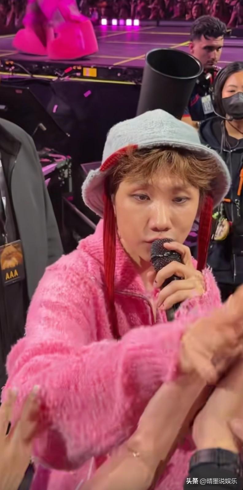 怔住了！看了好久，
他怎么变成这样了？
和以前的他不能说一模一样，只能说毫不相干