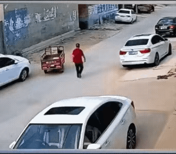 预演了将来某一天
无人驾驶被黑客控制
大肆制造破坏的场景