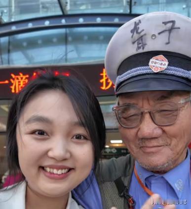 看哭了！昆明，8旬“怪老头”每天穿假制服指挥交通，遇到不守交规的人张口就骂！然而