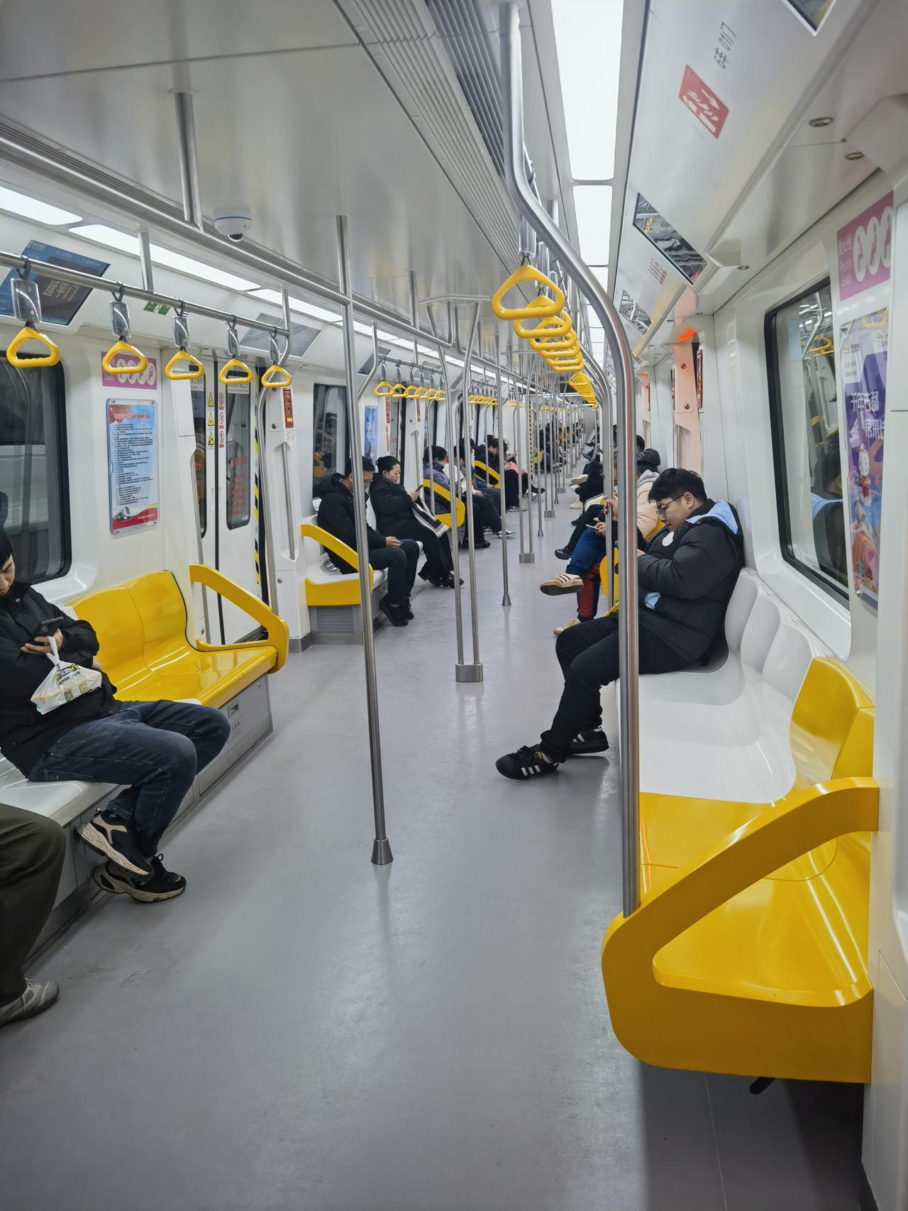 西安地铁8号线太厉害了！晚上11：20依然客流量不减，请各位朋友看图感受客流强度