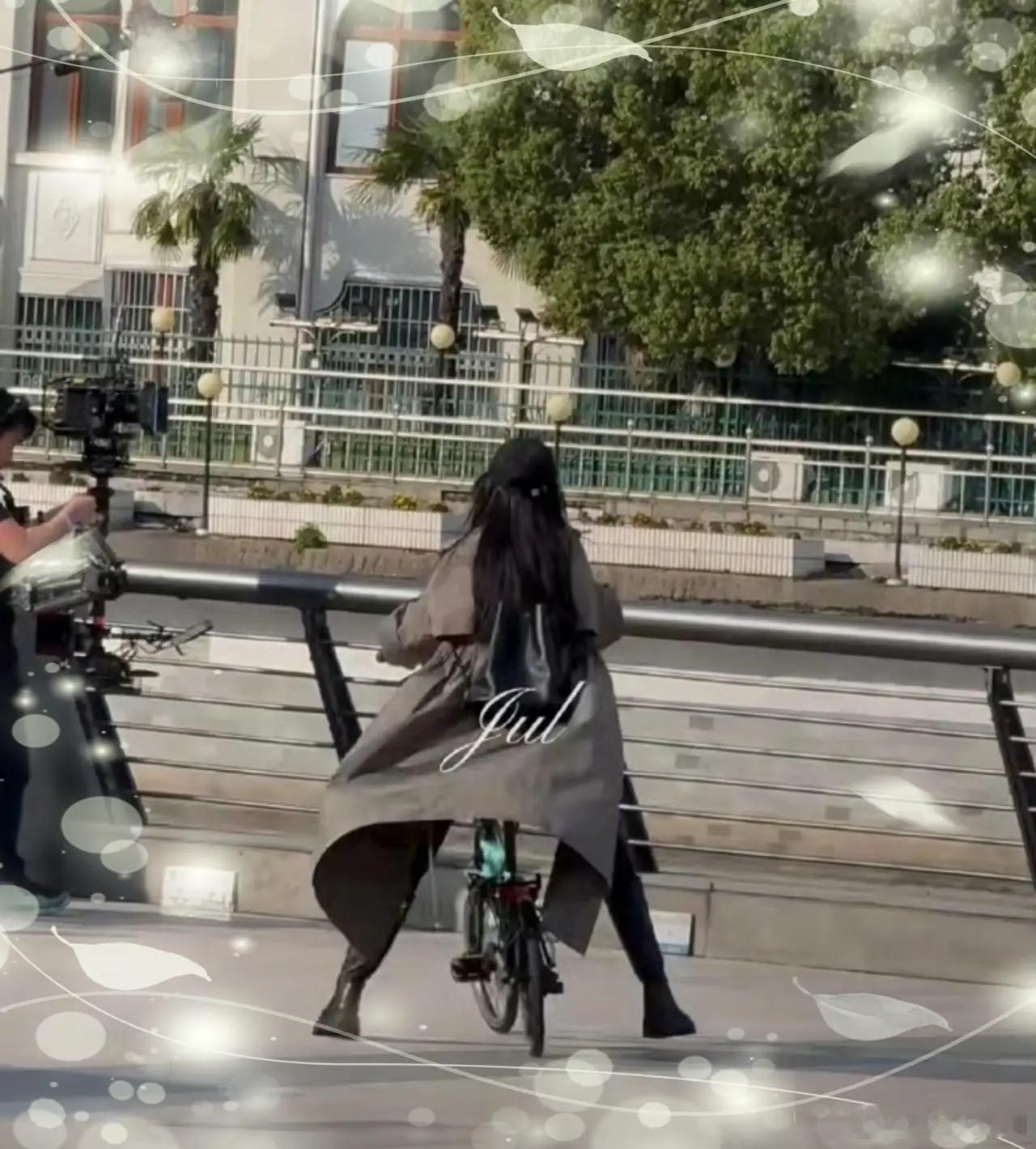 迪丽热巴新剧路透梦回关小迪 迪丽热巴片场用腿刹车！"女大版卫蓝"甜到心巴，关小迪