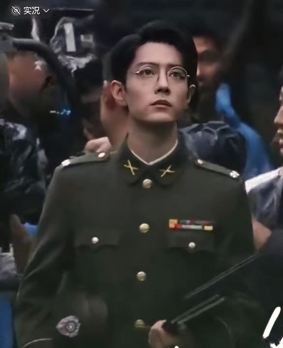 肖战是怎么做到脱了衣服精壮，穿上衣服精瘦的？健身人士最喜欢的身材啊，肖战你出个教