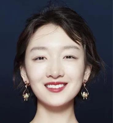 珠翠华章，风华绝代。#谁家玉女俏容颜# #花容月貌天仙美#