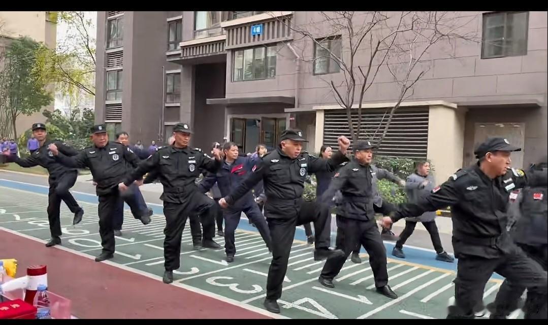 小区物业给保安和保洁军训，让他们打军体拳，业主们看得津津有味！
网友神评：防身的
