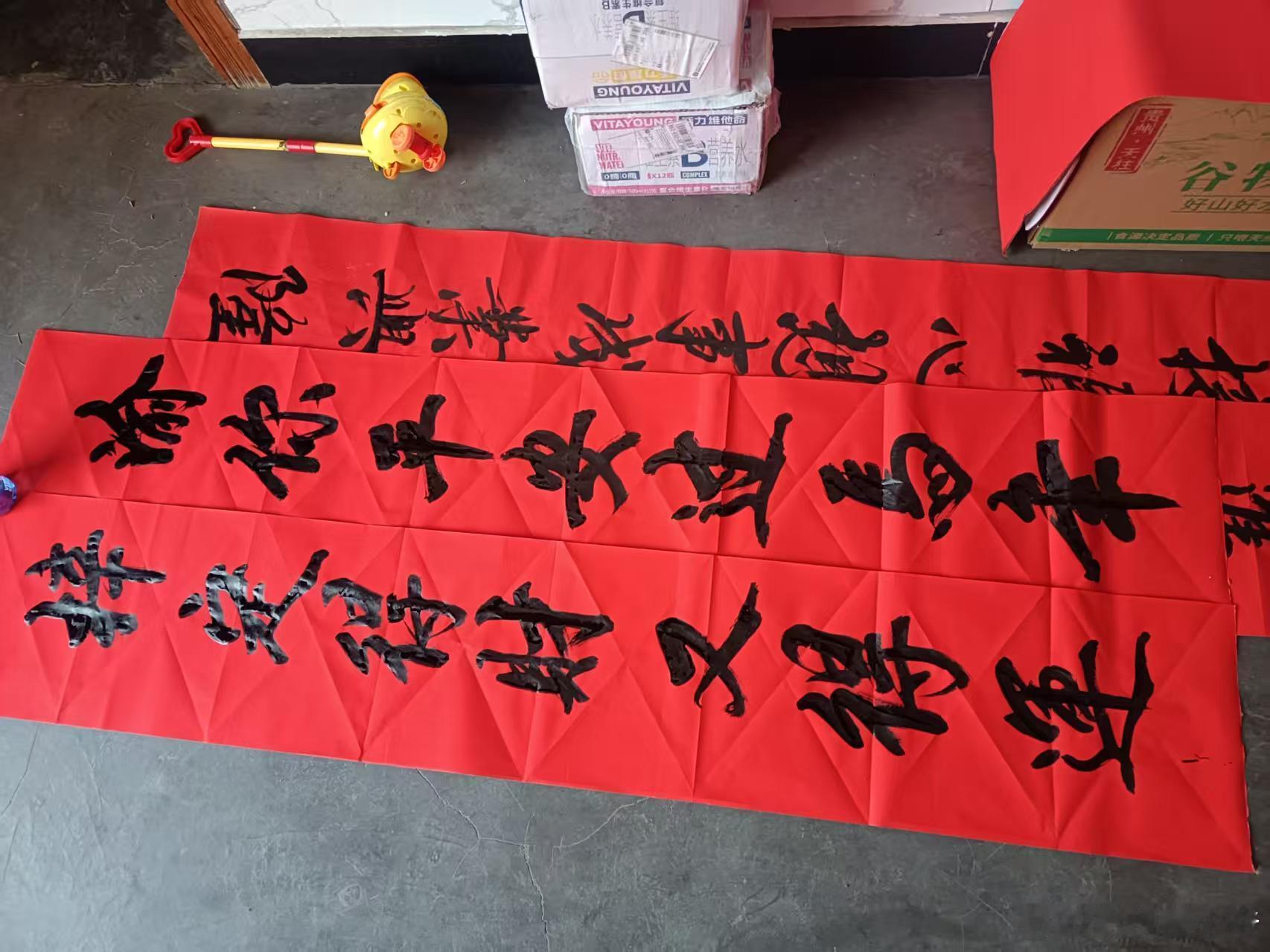 梓渝粉丝YUNI姐姐一手好字！！！上联：梓定得財又得運 下联：渝你平安过马年 横