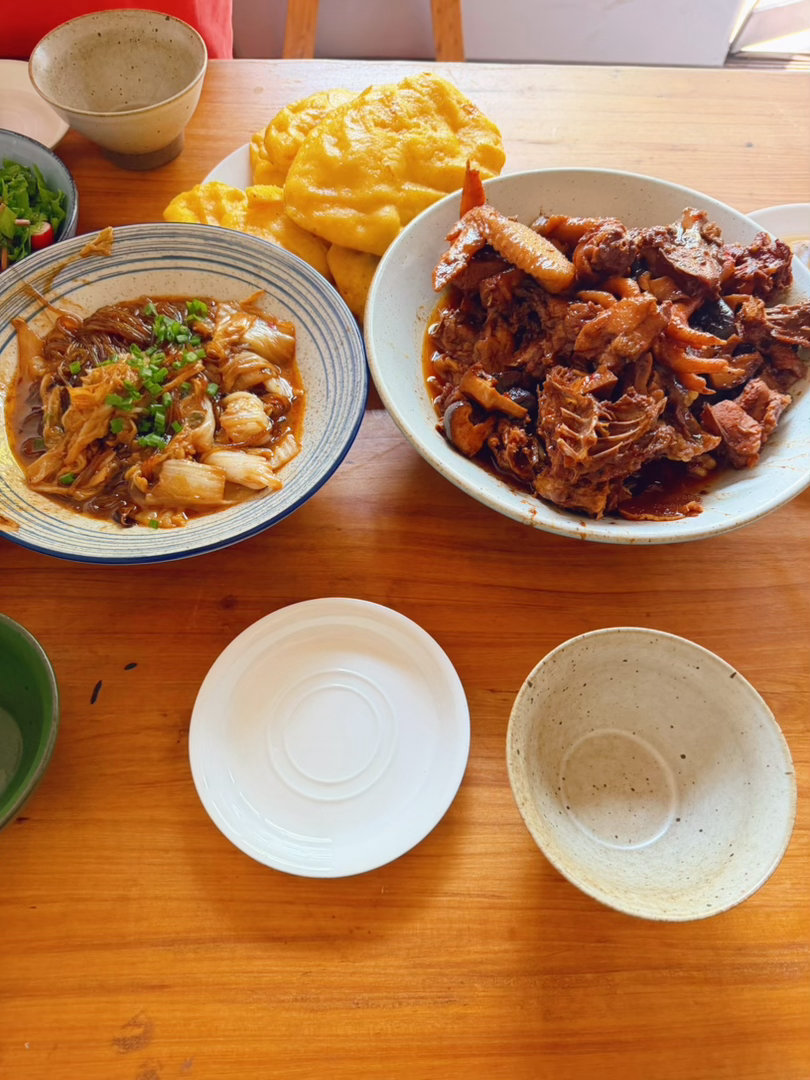 中午，朋友搁小院儿用大铁锅炖土鸡，贴的玉米饼子，用土鸡的汤炖的白菜粉条，现摘的萝