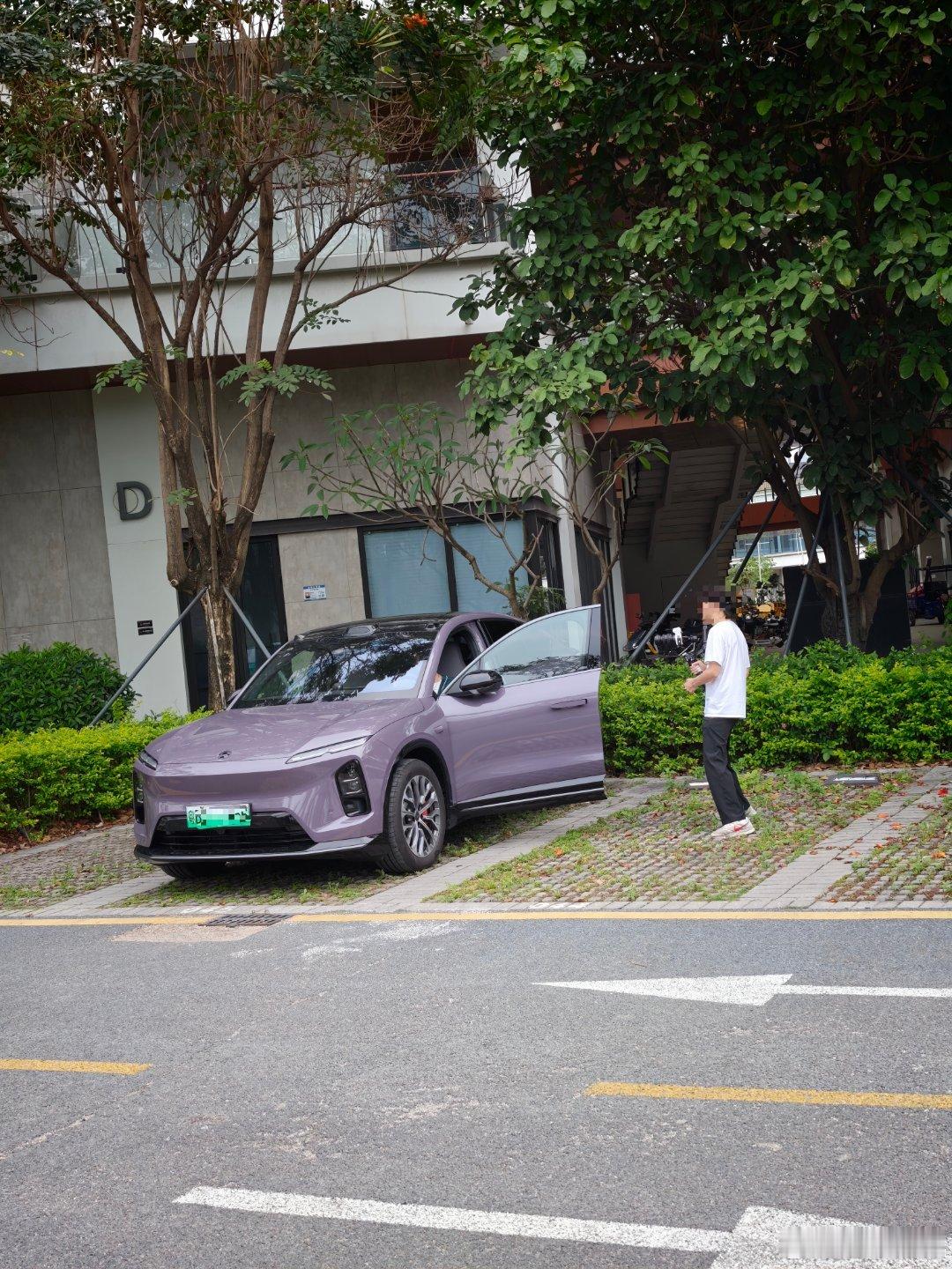 开了一下最新款的蔚来EC6，感觉和之前的ES6对比底盘上并无做区别化调教？即使有