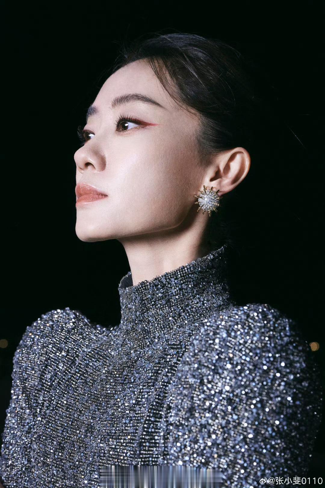 #张小斐红色眼线# 张小斐金鸡奖红毯造型，真的赢麻了！这眼神压迫感一下就上来了，