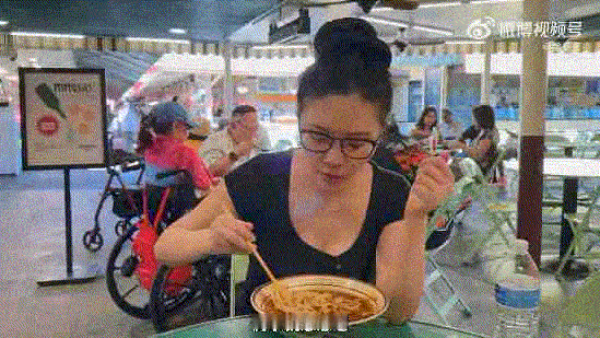 徐冬冬尹子维洛杉矶吃臊子面 谁懂啊，徐冬冬尹子维跑到洛杉矶也要打卡岐山臊子面，两