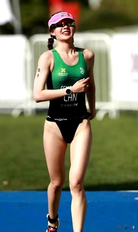 我看到冯竟爽冲过终点、浑身湿透几乎站不住的样子，就特别心疼。
可偏偏有人盯着那件