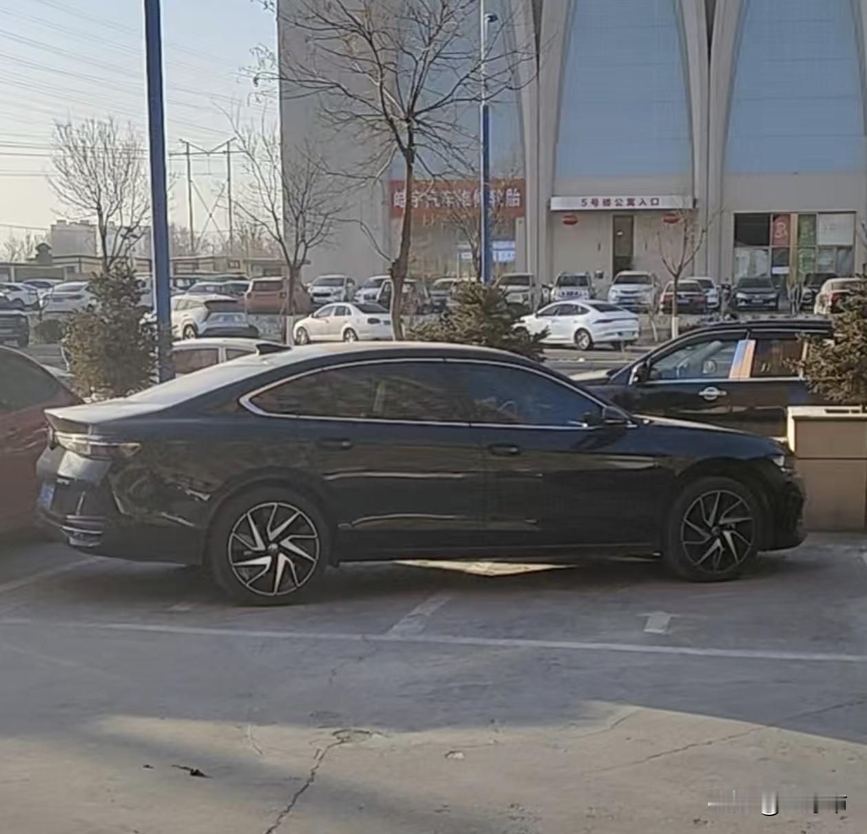 今天一大早，呼和浩特网友刘先生在某停车场遇到如此一幕。当其他人都能规规矩矩有序停