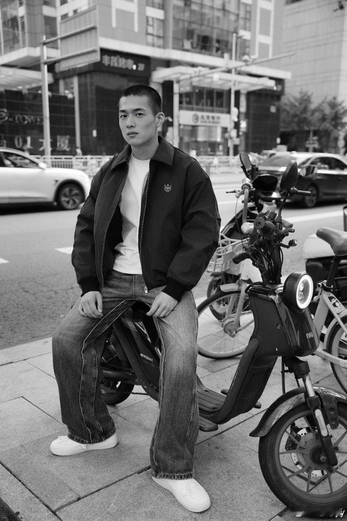 内娱真有正主磕自己cp救命！胡潇灵居然唱了卢飞扬在声鸣远扬的歌，嘴角都要咧到耳根