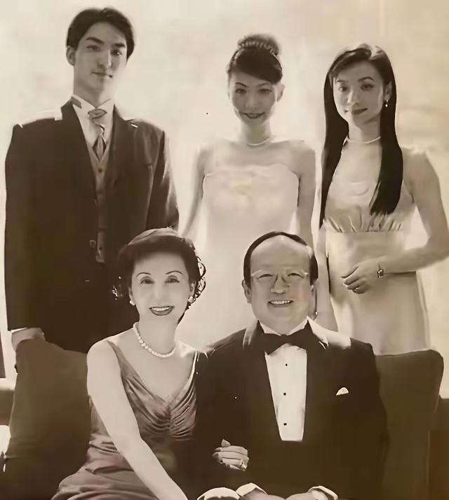 蒋万安母亲黄美伦，长得太美了，颜值太高了。
你有没有想过，一个普通女孩怎么就成了