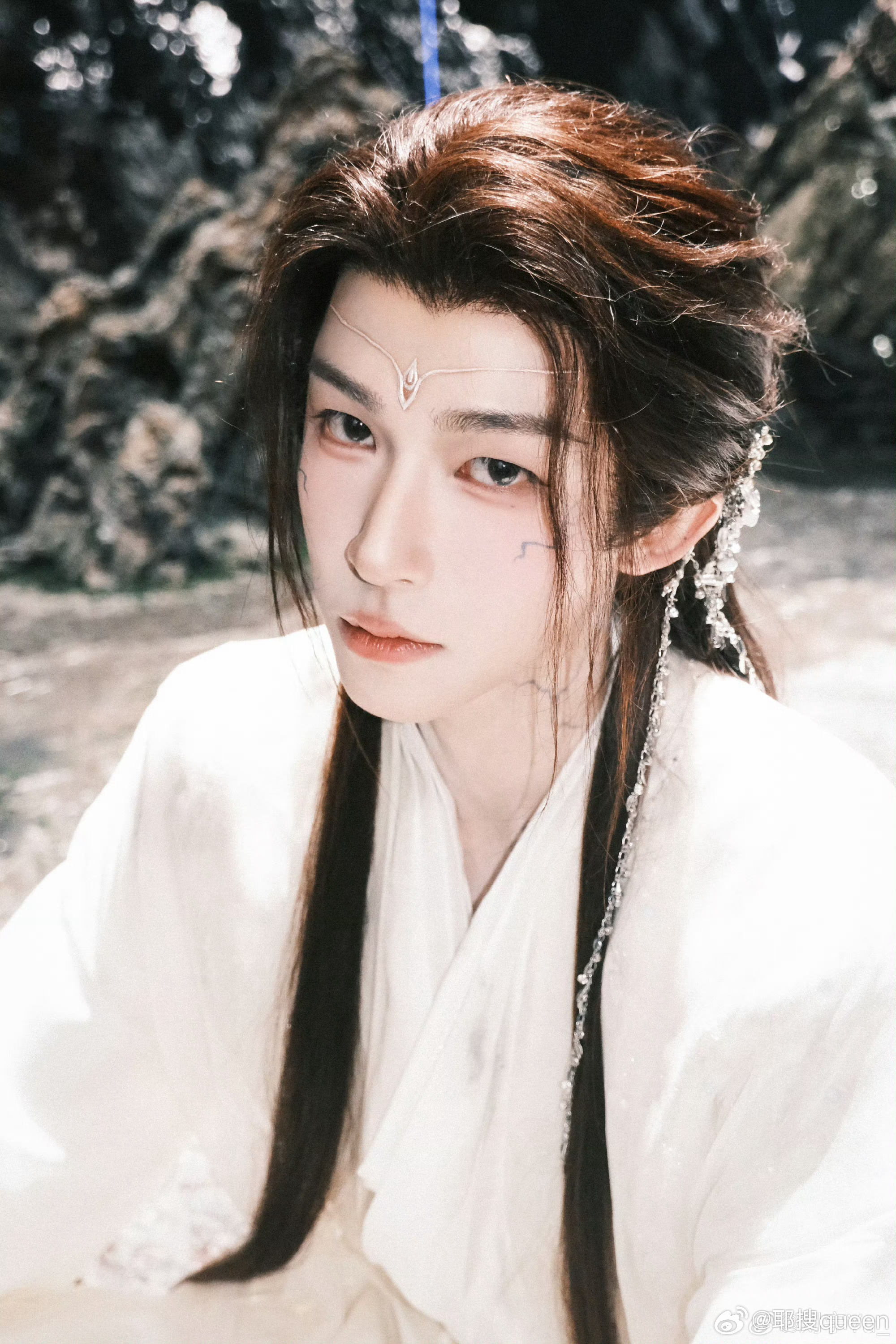 刘宇宇白衣胜雪配银饰发链，眉眼清绝又带妖异纹路，破碎感拉满，每一帧都美到失语，狠