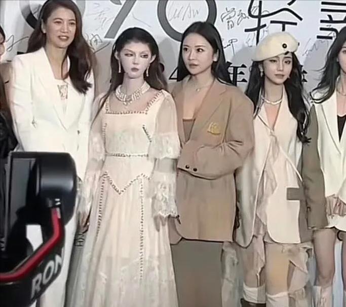 好尴尬不是吗？第一次在袁咏仪脸上，看到这种想要“逃跑”的表情，可颜值形象依旧秒杀