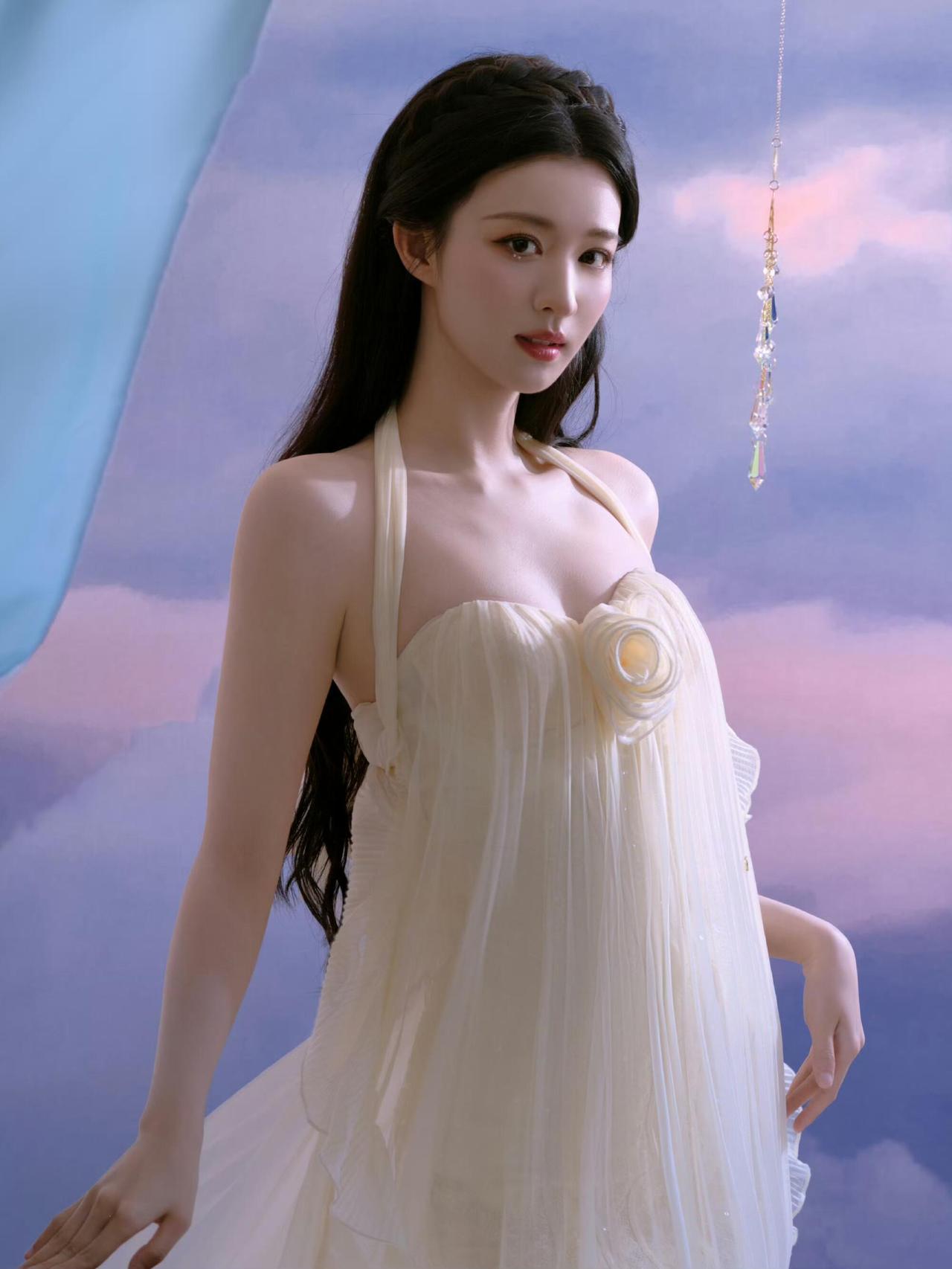 王楚然
风把云揉成淡粉的信笺
你站在光里，裙裾是未展开的诗行
水晶风铃晃碎了暮色