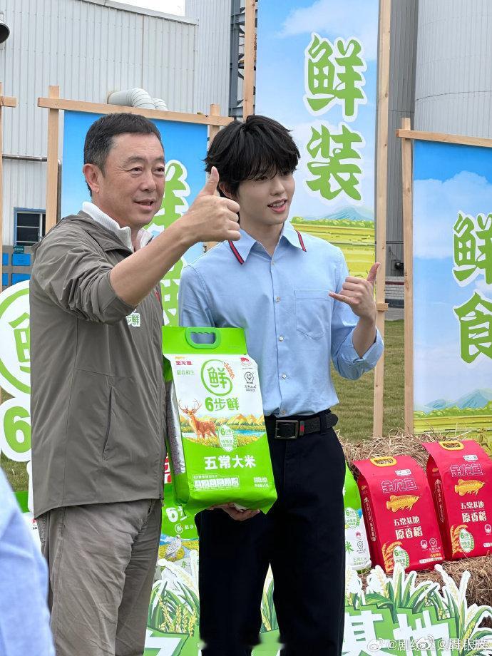 李昊杭州线下活动状态李昊杭州活动生图李昊在杭州出席金龙鱼活动，乖巧模样太圈粉，坐