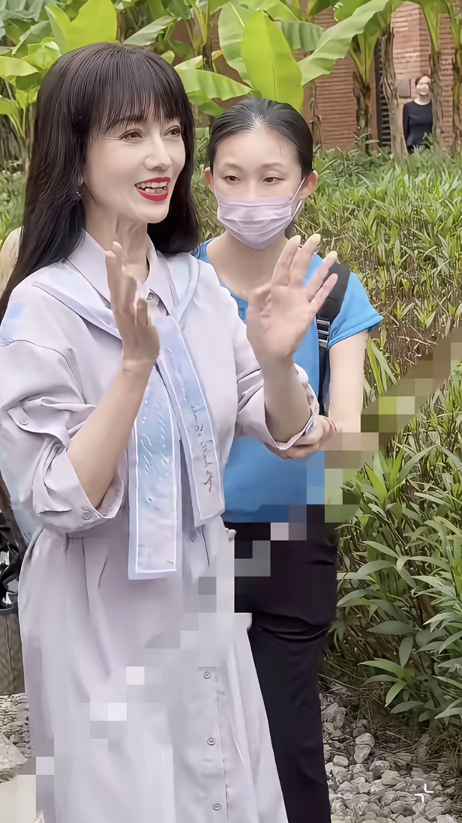 一般老太太真扛不住，这大热天，戴着这么厚的假发，穿着束腰的裙子和高跟鞋，真不是一