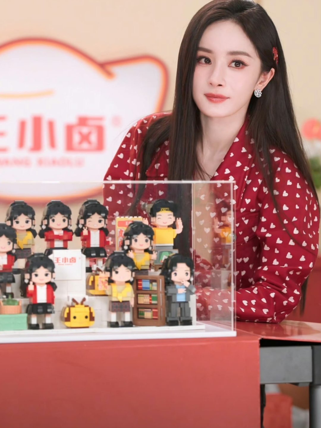 杨幂被工作人员提醒少吃点妈幂状态超棒，好宠粉的幂带着蜜蜂一起直播