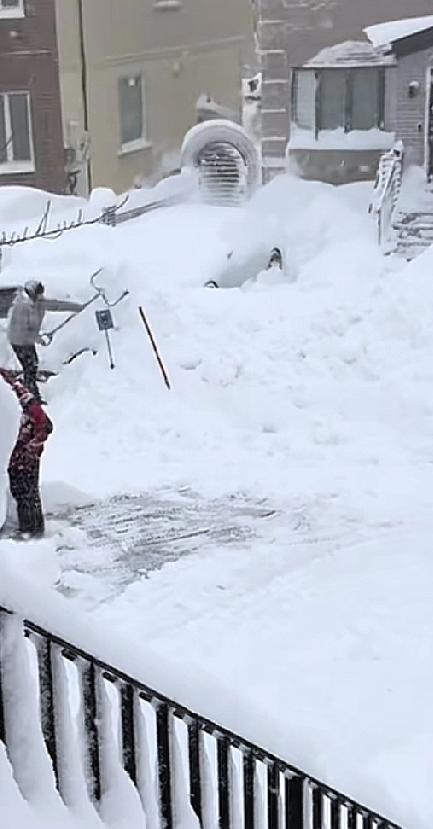 纽约遭遇十年一遇的大暴雪，这是华人在当地拍的现场照片。
雪堆的比人还高，可见天气