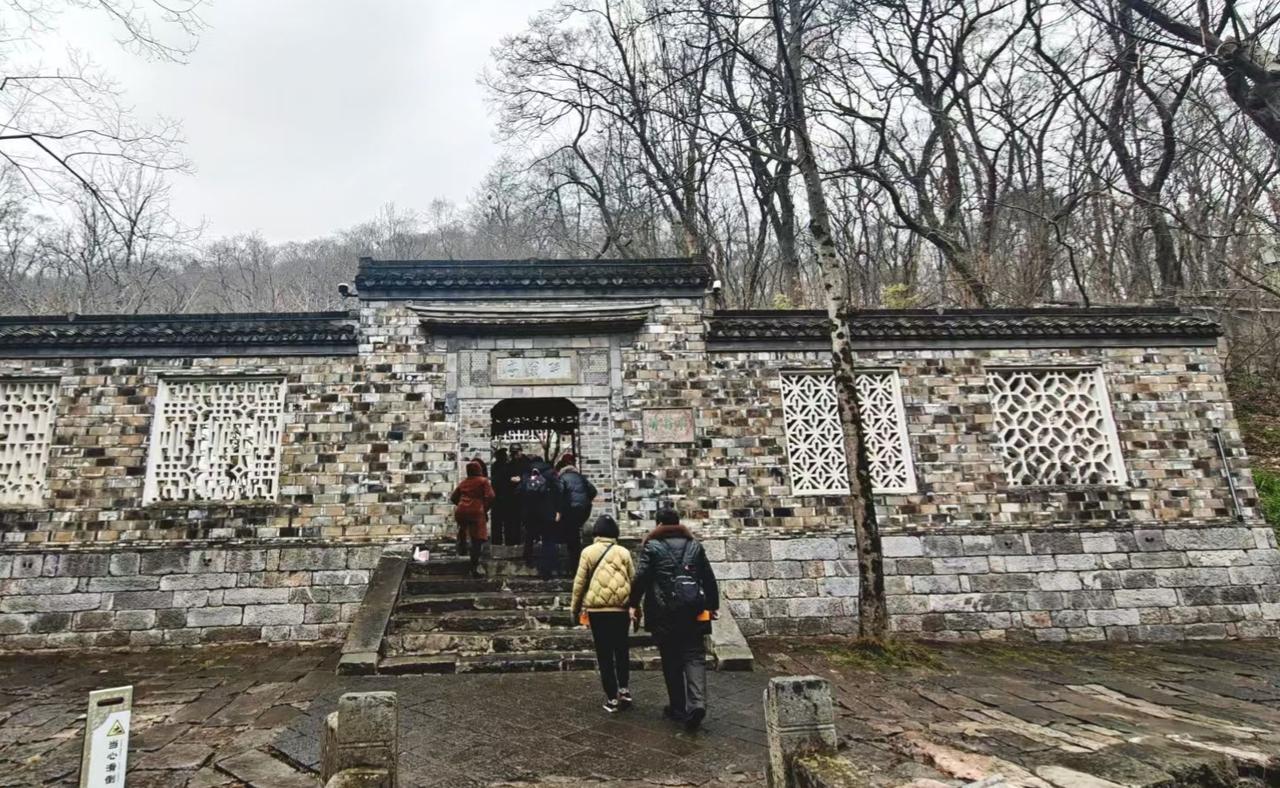 🏯 古墙把光阴砌进砖石，镂空窗漏下山林的絮语，行人踩着苔痕走进旧岁的诗。
🍂