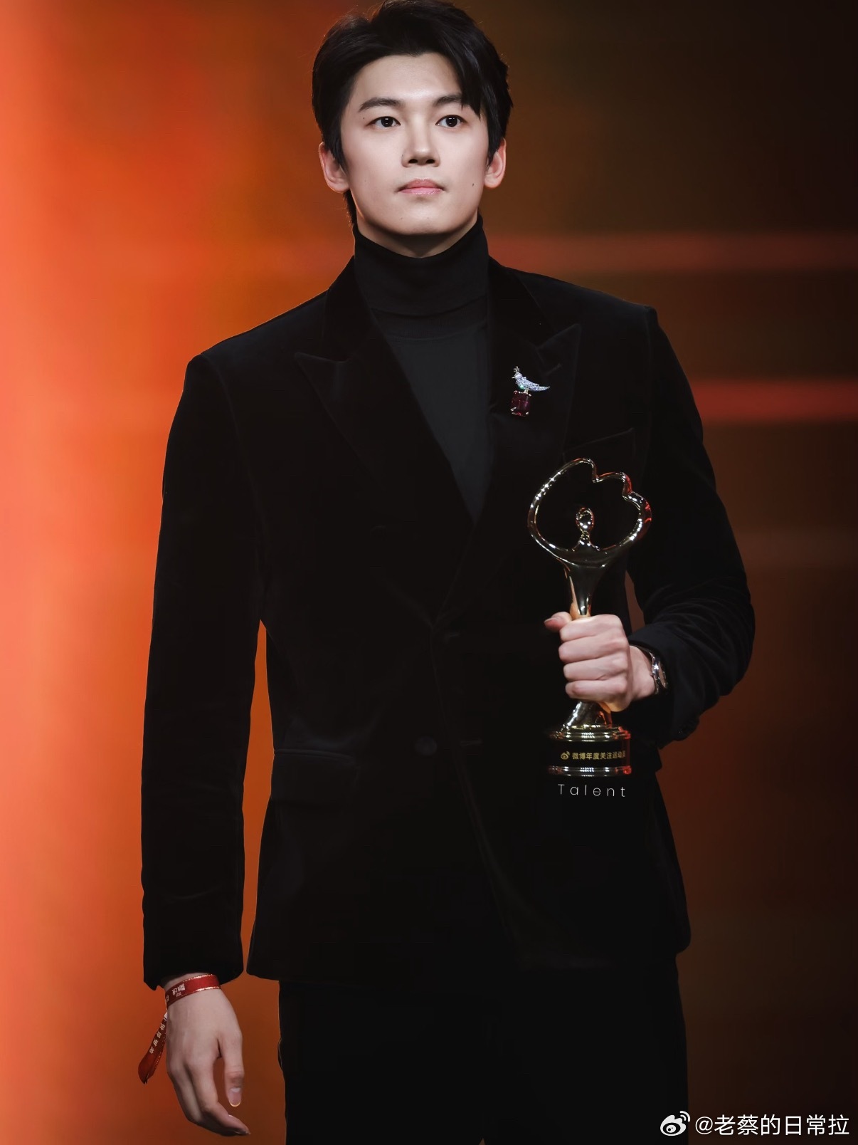 汪顺黑西装好帅 黑西装+白衬衫经典搭配！汪顺完美驾驭，挺拔身形尽显男模范，微博之