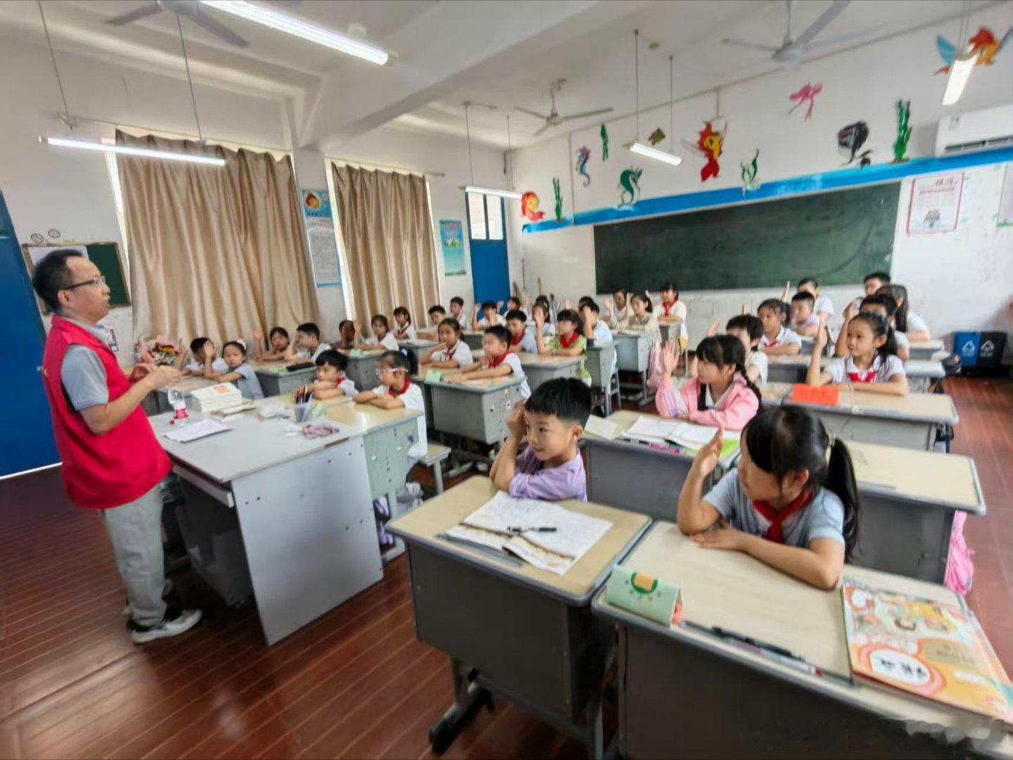 省级劳模走进台州校园传递成长力量 9月1日，台州三门县总工会联合海游街道总工会走