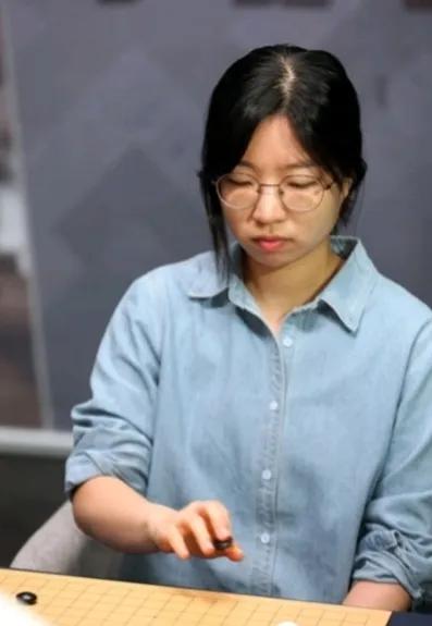 棋战快讯：

第10届黄龙士杯世界女子围棋赛首轮战罢，中国队内战1胜，外战2负，