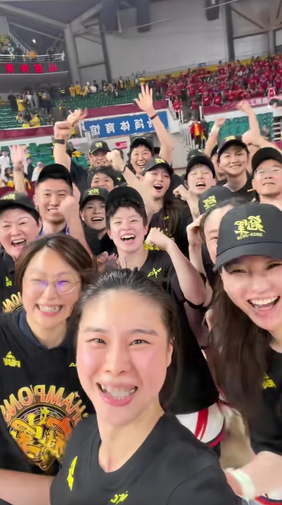 四川女篮的王思雨李缘靠着经验和自己精湛的技术击垮了人员不整、磨合不够的山西女篮。