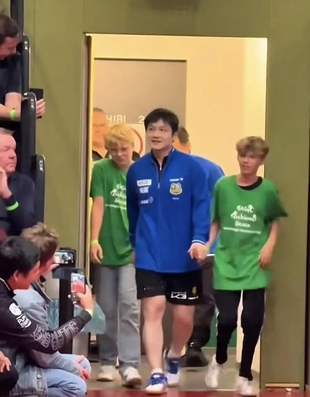 樊振东夺冠的秘密，藏在他牵小孩的那只手里。
 
你看到他在热搜上牵小孩。你没看到