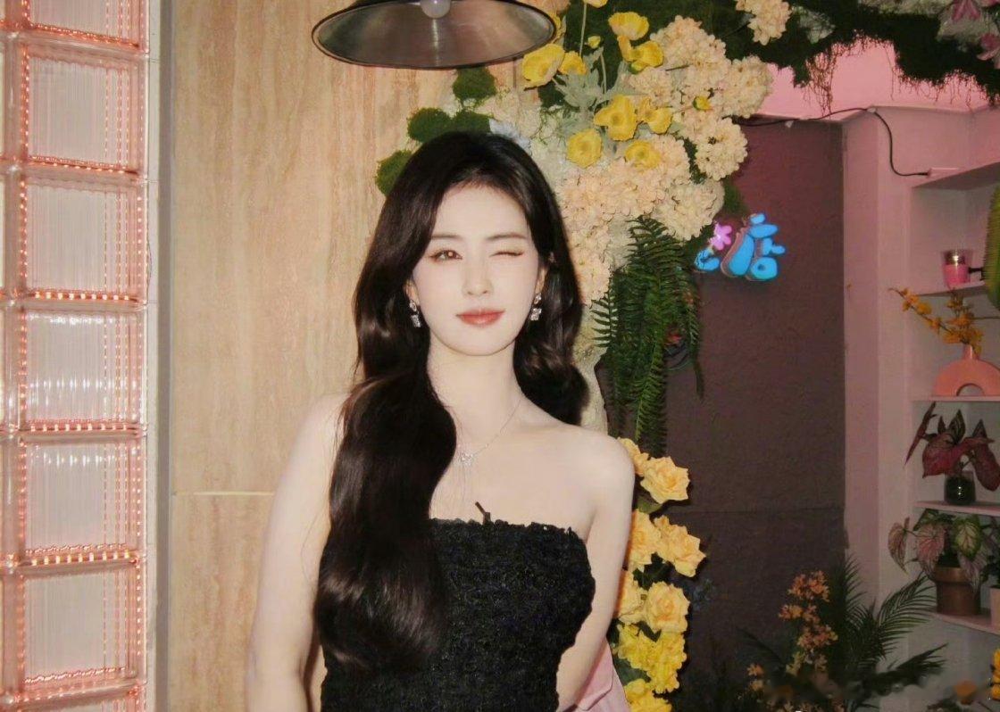 白鹿跳舞时灵动甜美buff叠满，《娃娃脸》一整个爱住啦💖 白鹿这舞跳到我心里了