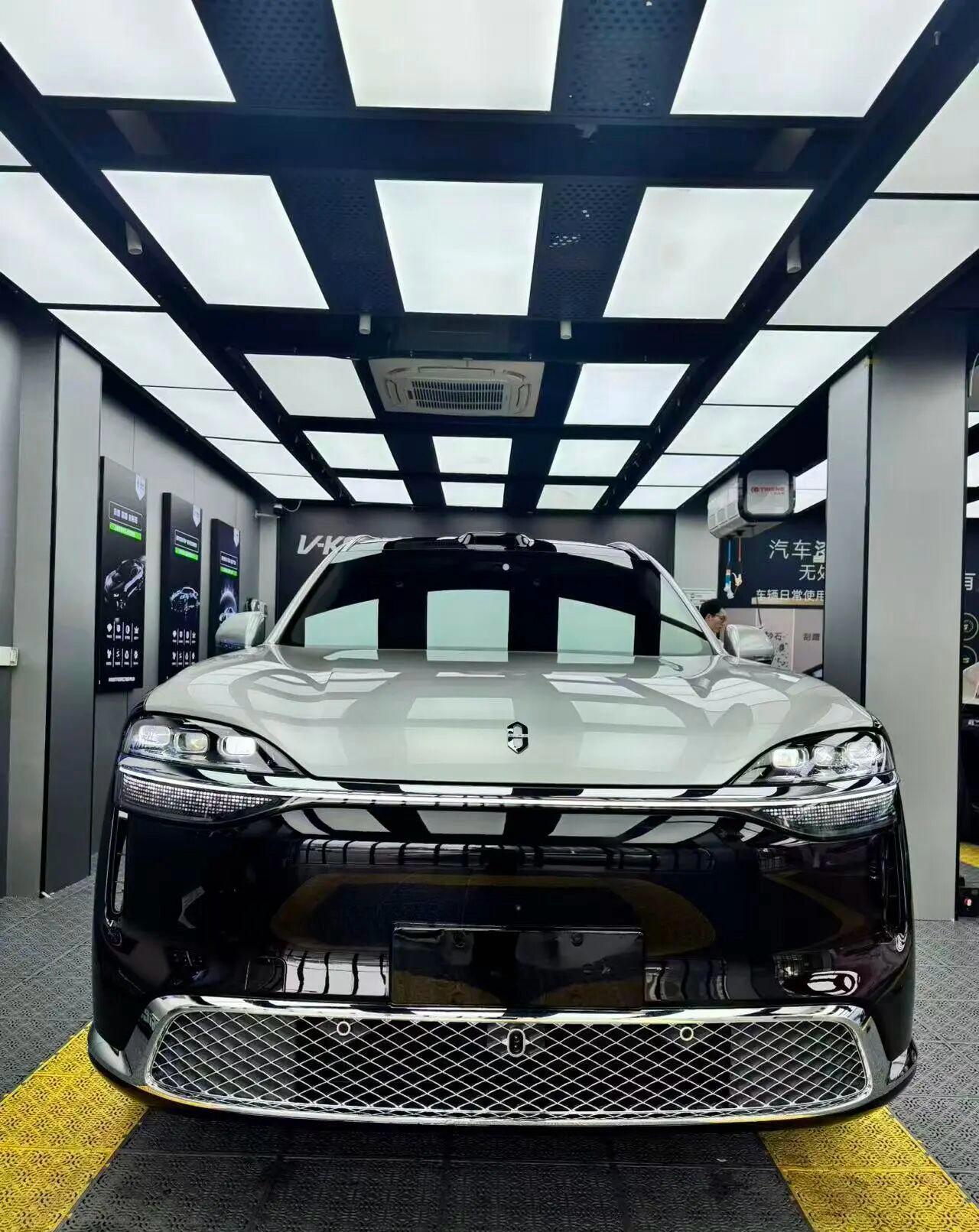 刚提的车，23号就安排完车衣改装
选了流光黑魅红拼浅金，不同光线、角度看颜色都不