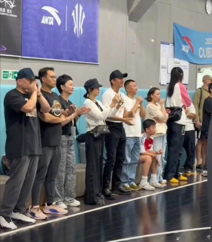 邓超儿子等等的脸好小等等的脸型好像孙俪 等等的小脸蛋精致到让人惊叹，和孙俪的脸型