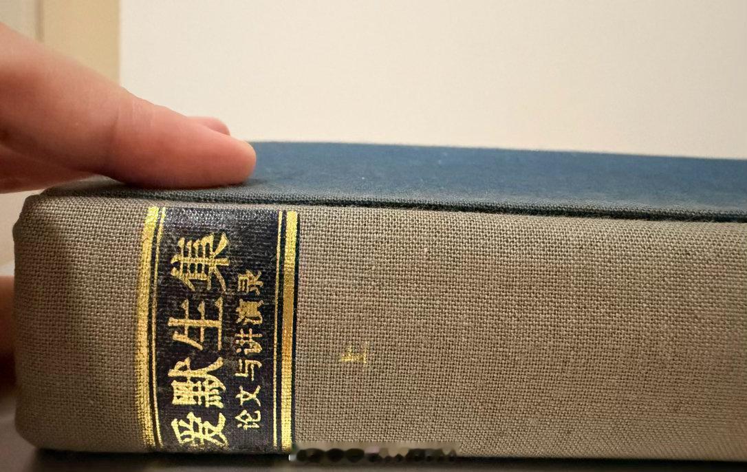 睡前读《爱默生集》。非常好看的一本书。非常有智慧的人。站在历史的十字路口：背后是