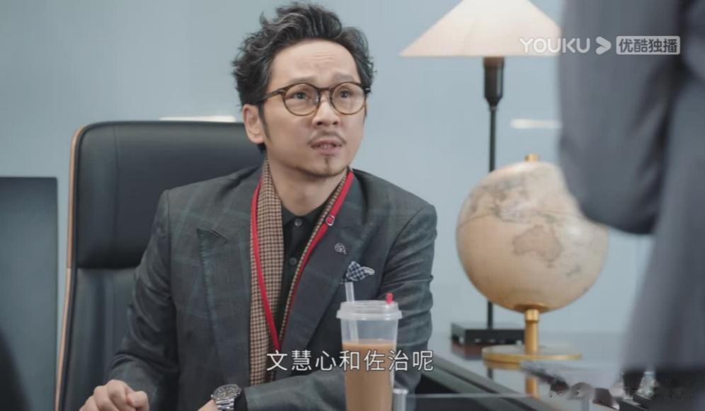 《新闻女王》晓慧背叛梁景仁上位，文慧心辞职，飞爷是扮猪吃老虎
飞爷是一位看似无能