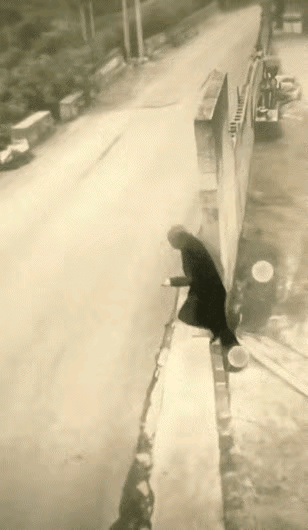 大爷，别调皮了
这次幸运
别人替你挨上了
下次不一定了