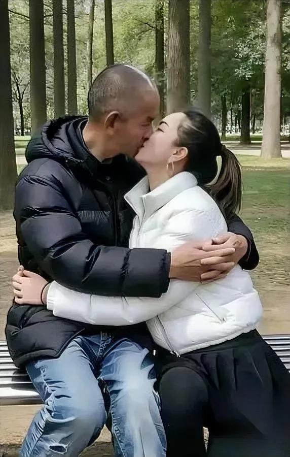 公园那组抱成一团的照片，突然就刷屏了。

不是明星不是网红，连卫衣都是超市能买到