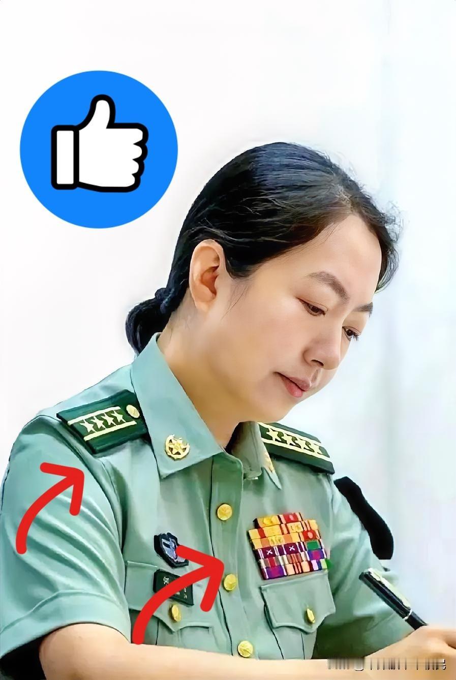 刷到一位女大校，两杠四星，气场直接拉满。
本以为军衔已经够牛，看完履历，所有人都