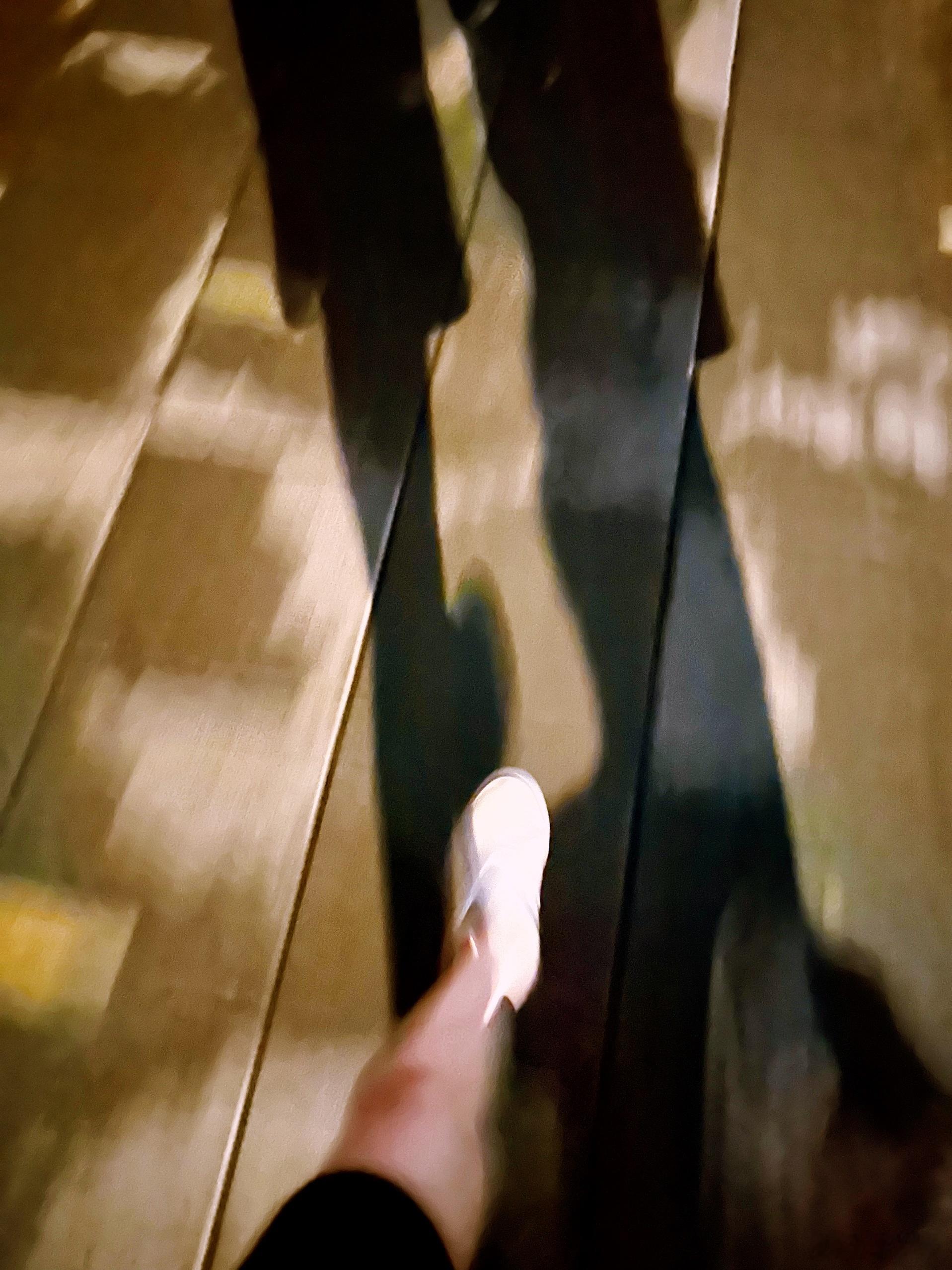 绕着交大散步。隔着校园围墙的花窗看一会儿露天电影。夏夜多美丽。 