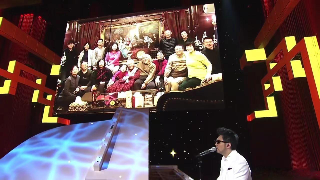 原来春晚真的在等着我们长大长大后才懂春晚的意义，它像不变的锚点，守着团圆与安心。