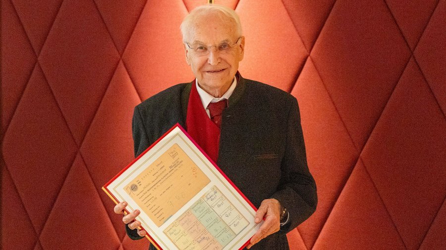 Edmund Stoiber博士已正式卸任拜仁慕尼黑顾问委员会主席一职。这位84