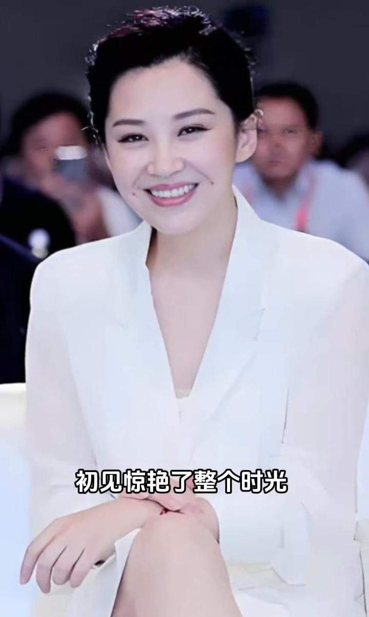 许晴的光华令人目眩，五官精致宛若神作，最是眉宇间那股绵里藏针，刚柔并济的奇韵让她