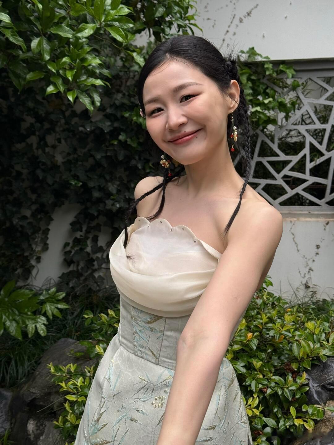 金靖瘦到认不出来 路人镜头下的金靖惊喜蜕变，褪去圆润感身形愈发苗条，瘦身效果格外