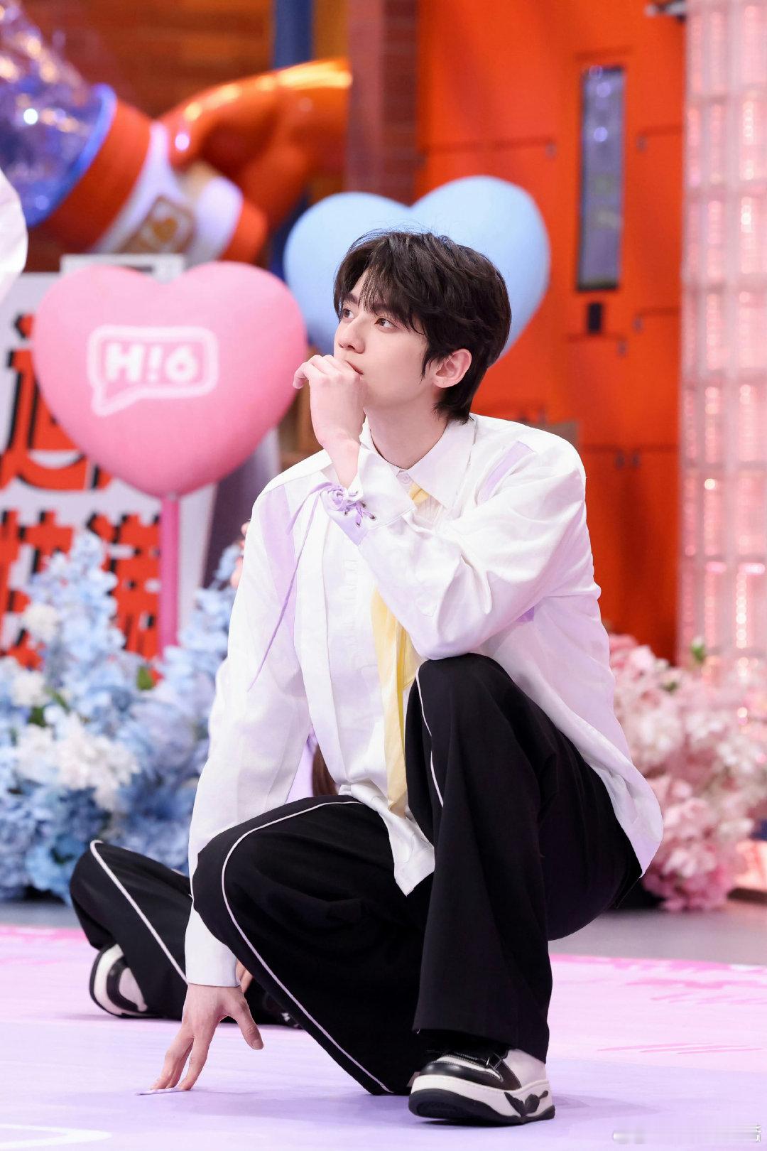 赖伟明 好六你好星期六好六因赖伟明更精彩！认真玩游戏，接梗流畅又好笑 